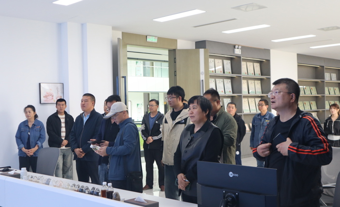五原县调研组实地考察两宜生物：深入探究盐碱地改良专用肥研发生产